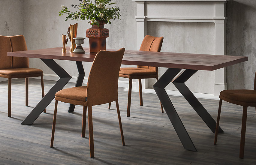 tavolo in legno con gambe in metallo